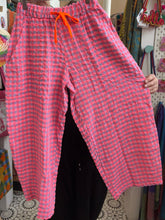 Load image into Gallery viewer, Gingham seersucker barrel trousers (pink/lilac)

