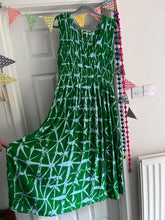Load image into Gallery viewer, Karetta Smock dress (green)
