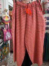 Load image into Gallery viewer, Gingham seersucker barrel trousers (burnt orange)
